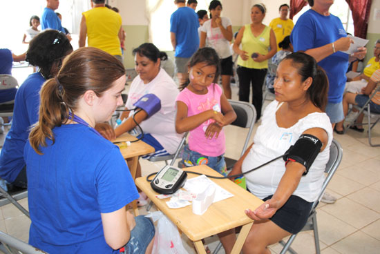 Médicos realizando consultas.