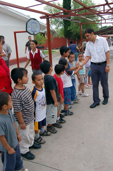 Reforzará Antonio Nerio programa becas padrino