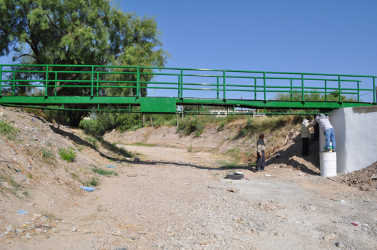 Reinstalan puente peatonal en colonia Tierra y Esperanza 