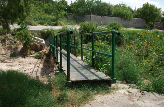 Reinstalan puente peatonal en colonia Tierra y Esperanza 