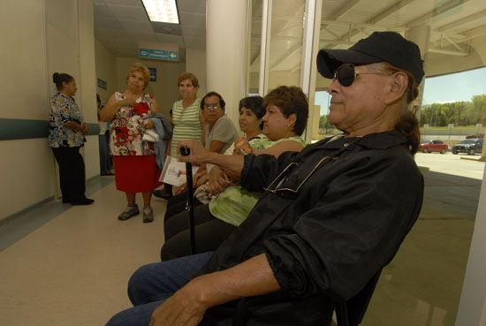 Transplantan córnea a hermano de Rigo Tovar en el Centro Estatal del Adulto Mayor de Coahuila 