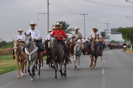 Arranca alcalde cabalgante de la independencia 