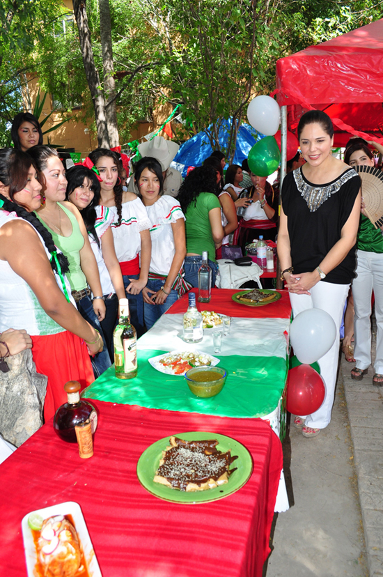 Asiste la presidenta del DIF a muestra gastronómica de la UAPN 