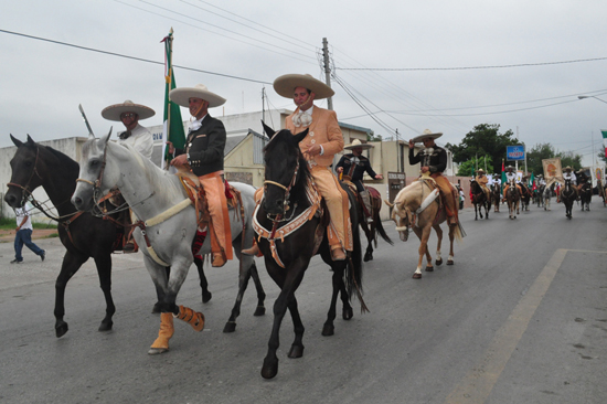 Encabeza alcalde de Piedras Negras desfile conmemorativo del inicio de la Independencia de México 