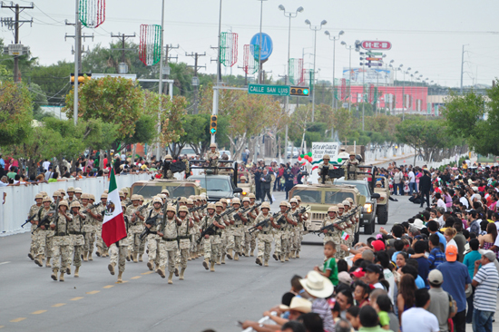 Encabeza alcalde de Piedras Negras desfile conmemorativo del inicio de la Independencia de México 