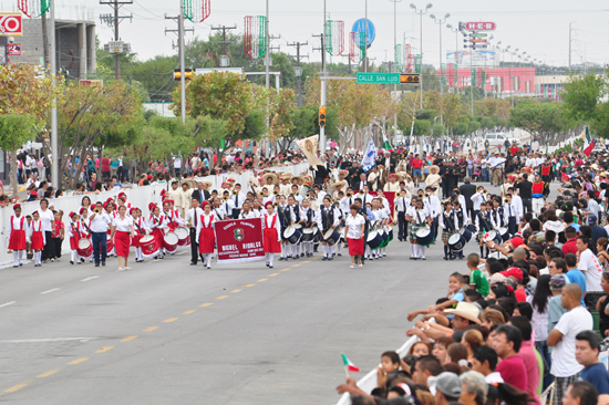 Encabeza alcalde de Piedras Negras desfile conmemorativo del inicio de la Independencia de México 