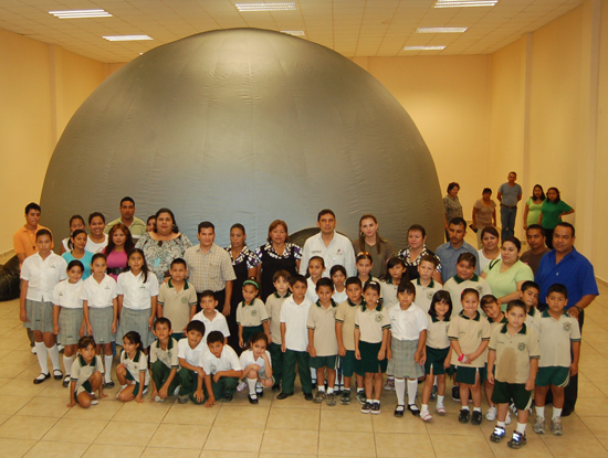 Inaugura Antonio Nerio domo de las constelaciones en Casa de la Cultura 