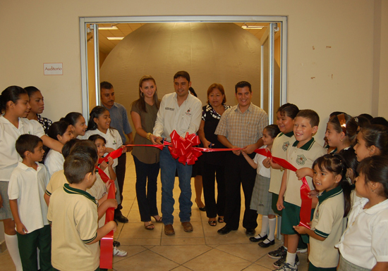 Inaugura Antonio Nerio domo de las constelaciones en Casa de la Cultura 