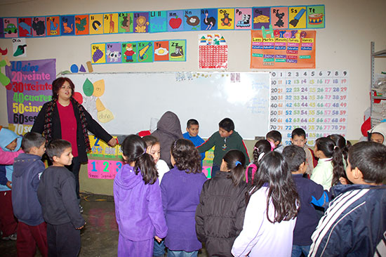 Imparten curso de risoterapia a niños de la villa de San Juan de Sabinas