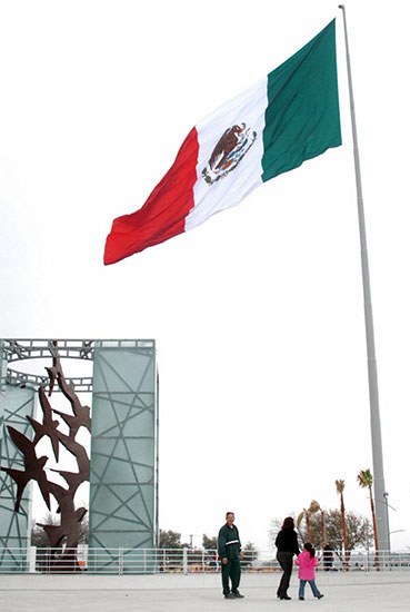 Tiene Coahuila símbolo nacional con el asta bandera monumental en Piedras Negras