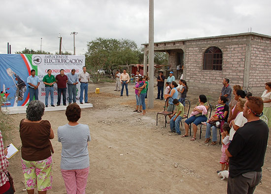 Arranca Antonio Nerio obra de electrificación en colonia Humberto Moreira