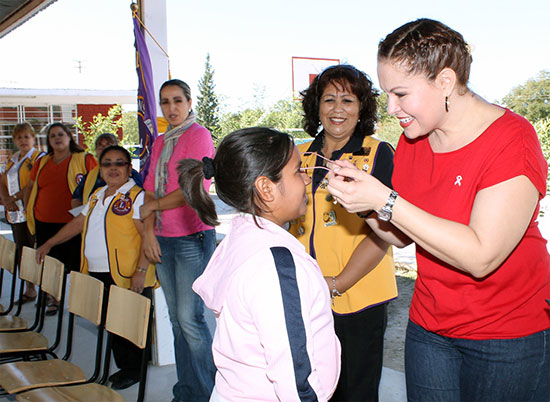 Atestigua presidenta del Sistema DIF Acuña entrega de apoyos en la escuela primaria Vicente Guerrero