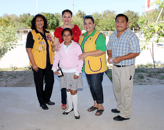 Atestigua presidenta del Sistema DIF Acuña entrega de apoyos en la escuela primaria Vicente Guerrero