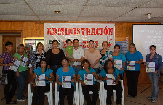 Clausuran Antonio y Anateresa Nerio curso de belleza en DIF municipal