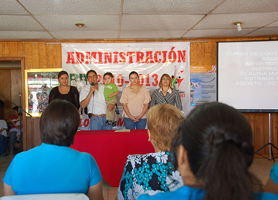 Clausuran Antonio y Anateresa Nerio curso de belleza en DIF municipal