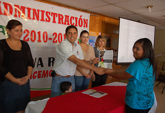 Clausuran Antonio y Anateresa Nerio curso de belleza en DIF municipal