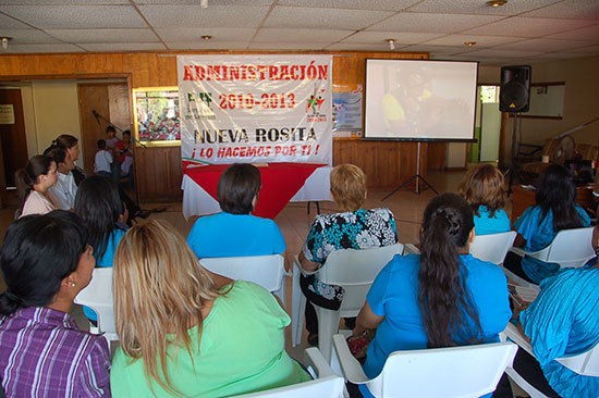 Clausuran Antonio y Anateresa Nerio curso de belleza en DIF municipal