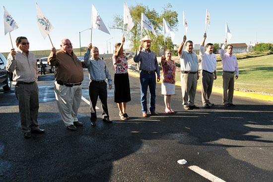 Continúa alcalde con la entrega de obras: inaugura par vial