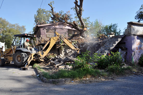 Continúa municipio demolición de viviendas que representan riesgos para los nigropetenses