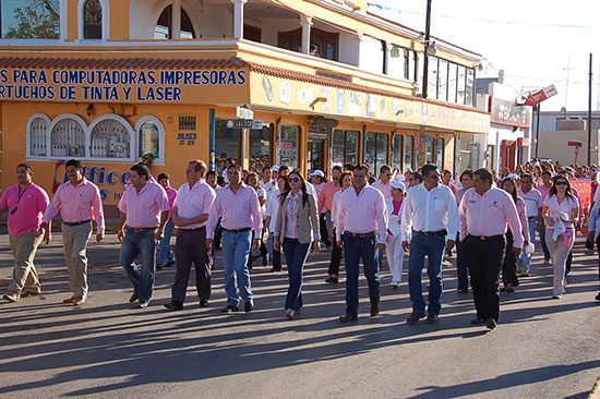 Encabezan Antonio y Anateresa Nerio marcha contra el cáncer