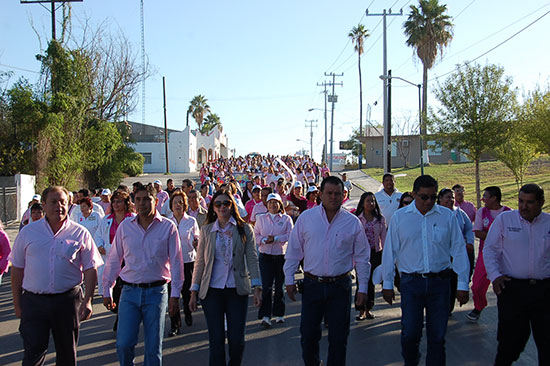 Encabezan Antonio y Anateresa Nerio marcha contra el cáncer