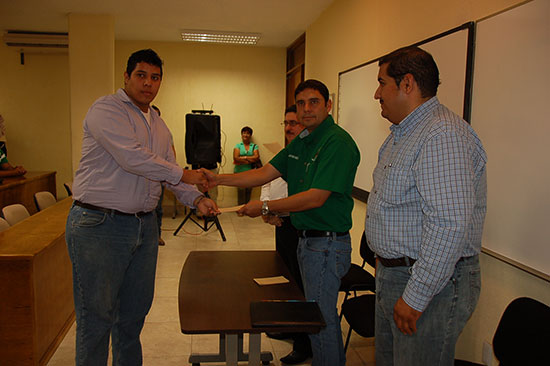 Entrega Antonio Nerio becas padrino a estudiantes de Escuela de Ingeniería