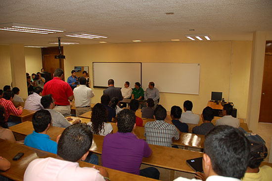 Entrega Antonio Nerio becas padrino a estudiantes de Escuela de Ingeniería