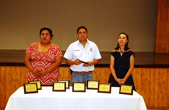 Entrega Antonio Nerio reconocimientos a maestros de danza