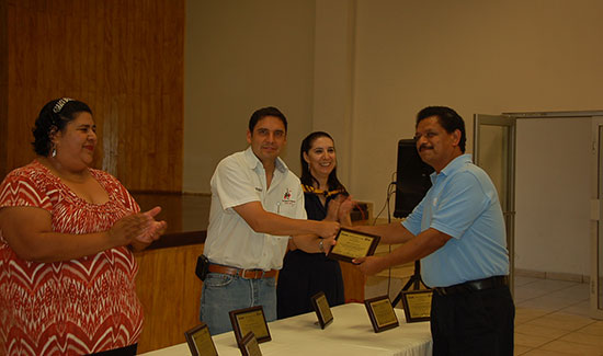 Entrega Antonio Nerio reconocimientos a maestros de danza