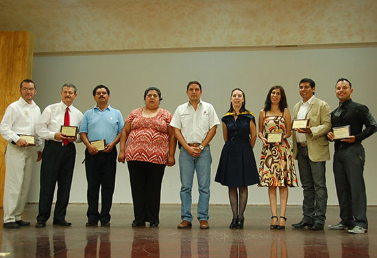 Entrega Antonio Nerio reconocimientos a maestros de danza