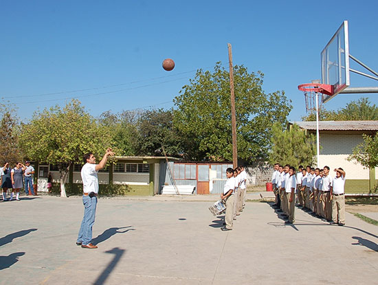 Inauguró Antonio Nerio torneo deportivo en la secundaria Juvenal Boone Flores