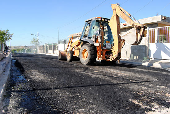 Supervisa el alcalde Alberto Aguirre Villarreal trabajos de pavimentación de 75 cuadras