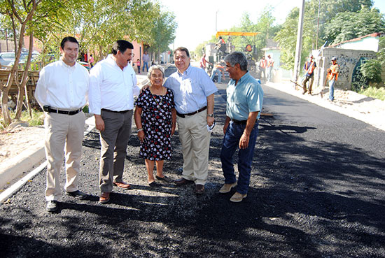 Supervisa el alcalde Alberto Aguirre Villarreal trabajos de pavimentación de 75 cuadras