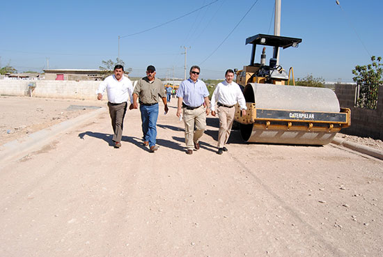 Supervisa el alcalde Alberto Aguirre Villarreal trabajos de pavimentación de 75 cuadras