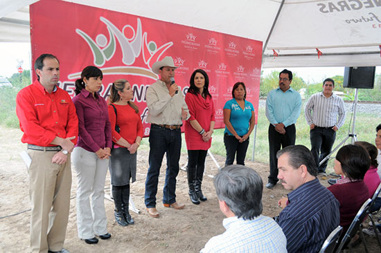 Arranca alcalde obra de pavimentación y alumbrado público