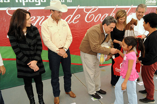 Entrega alcalde y gobernador sillas de ruedas y aparatos ortopédicos durante Macrobrigada