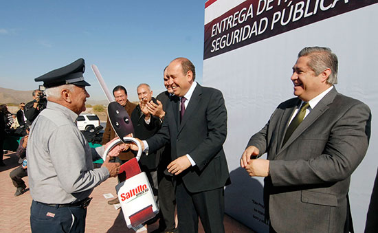 El gobernador Rubén Moreira entregó equipo vehicular y táctico a la Policía Municipal de Saltillo