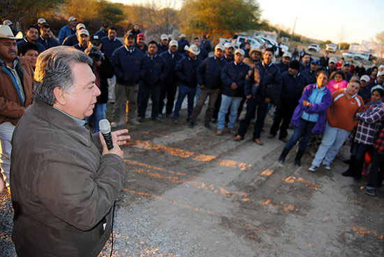 Lleva alcalde servicio de agua a la comunidad de Calles