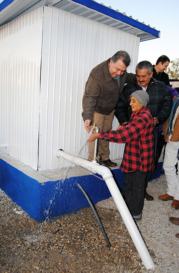 Lleva alcalde servicio de agua a la comunidad de Calles