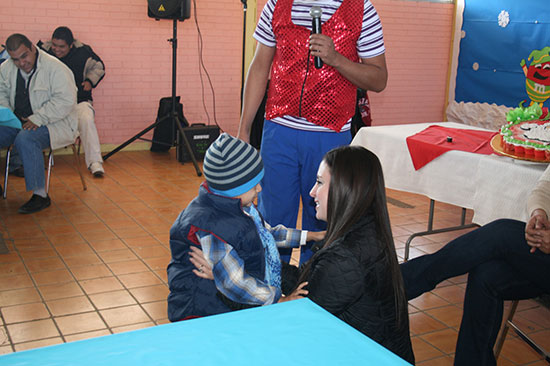 Regala Anateresa Villaseñor de Nerio posada navideña a CAM 17