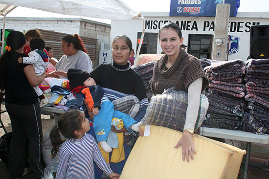 Sigue Anateresa Villaseñor de Nerio con campaña Abriga a un Amigo en colonia Humberto Moreira