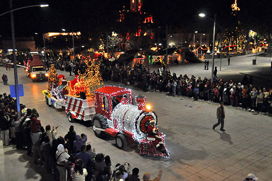 Une Magno Desfile Navideño a más de 10 mil nigropetenses