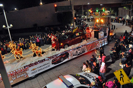 Une Magno Desfile Navideño a más de 10 mil nigropetenses