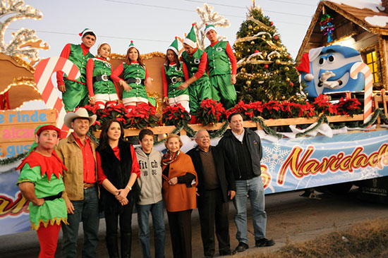 Une Magno Desfile Navideño a más de 10 mil nigropetenses