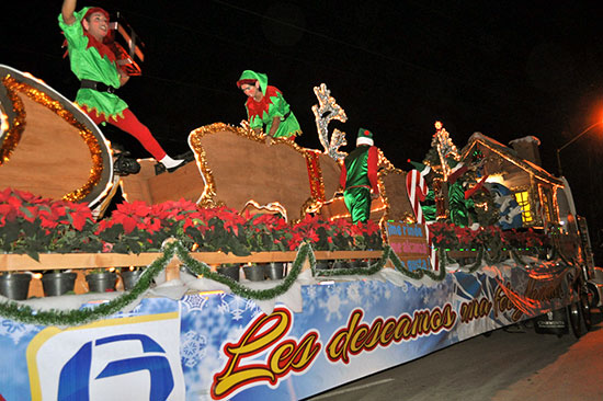 Une Magno Desfile Navideño a más de 10 mil nigropetenses