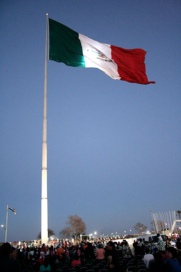 Conmemoran día con la bandera y asta monumental al pie de la Gran Plaza en Piedras Negras