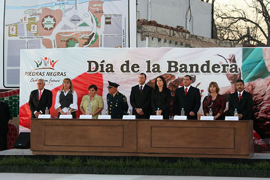 Conmemoran día con la bandera y asta monumental al pie de la Gran Plaza en Piedras Negras