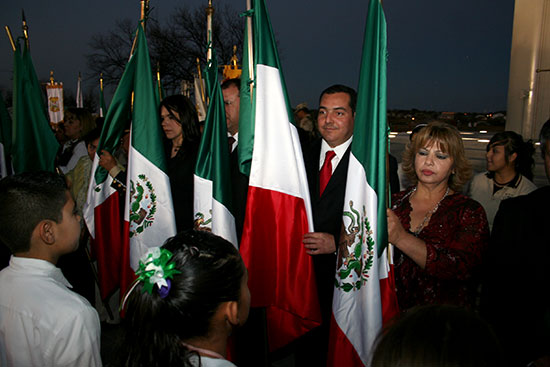 Conmemoran día con la bandera y asta monumental al pie de la Gran Plaza en Piedras Negras