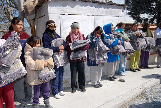 El Gobierno del Estado, por medio del DIF Coahuila, entrega cobertores a familias vulnerables de Arteaga