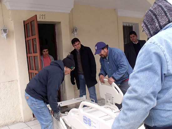 Entrega Antonio Nerio cama de hospital